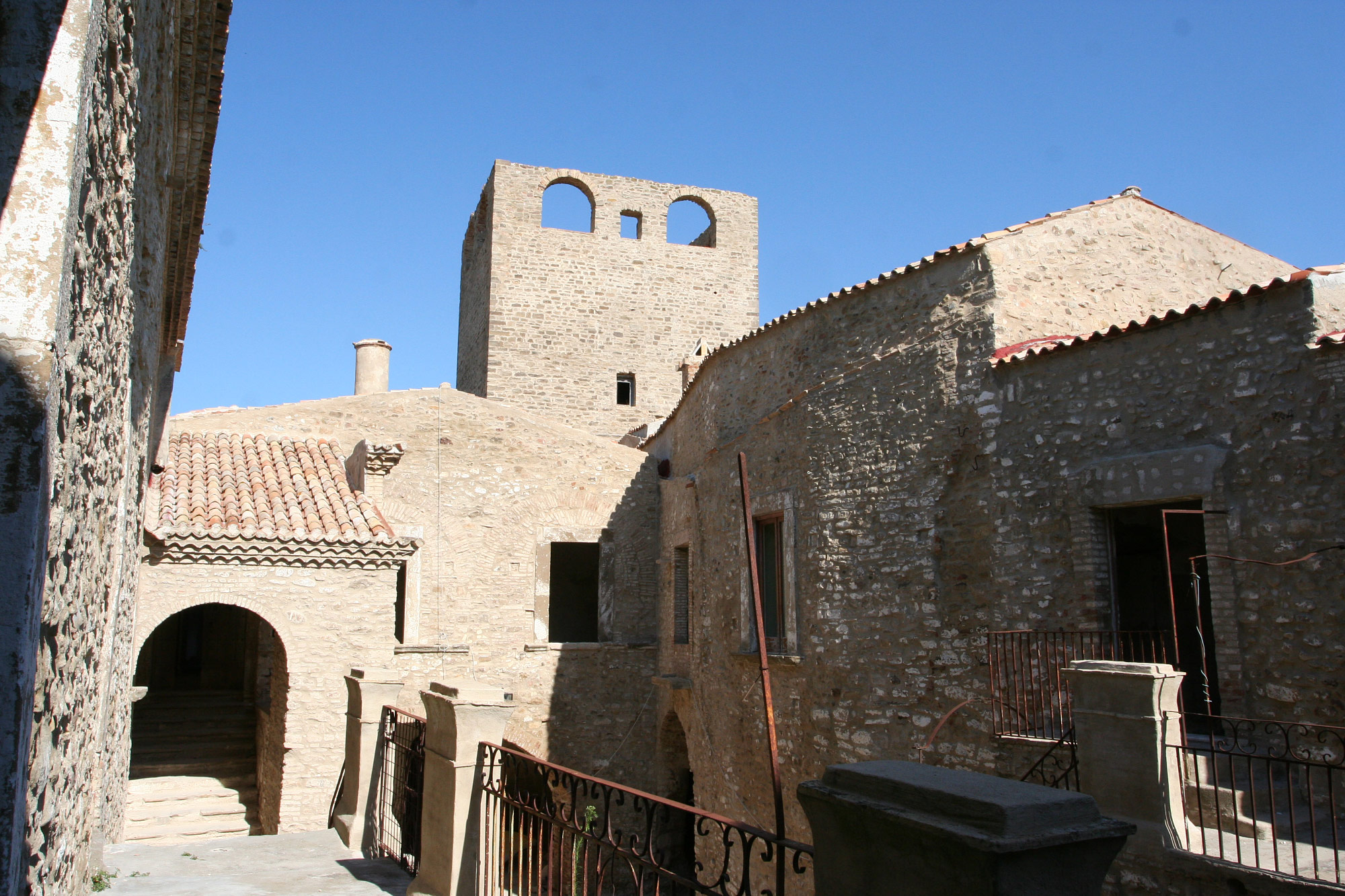 Grottole. Edificato nel 851 dal principe longobardo Sichinolfo di Salerno, il castello presenta una torre centrale a base quadrata intorno alla quale si sviluppano i numerosi ambienti che danno vita all'intero complesso medievale. Al centro della torre c'